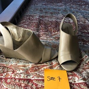 Bandolino nude wedges